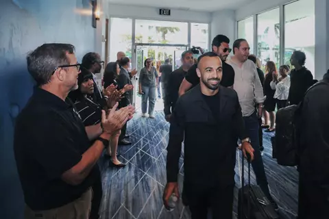  "هاللو أمريكا بصفقة جديدة وممر شرفي".. الأهلي يصل ميامي بـ "نيولوك جديد"